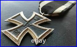 9768 German WW1 Iron Cross II. Class medal magnetic Eisernes Kreuz maker IVI