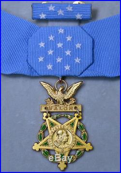 Cased US WW2 Congressional Order Badge, Army medal of honor Top Scarce