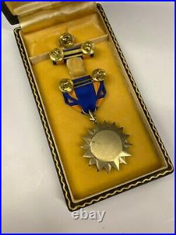 GENUINE VINTAGE USAF Air Medal. Full size with Ribbon Bar & Pin in WWII Case