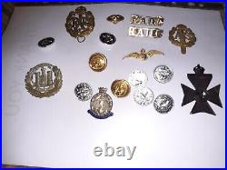 Medals and gold buttons mix militaria