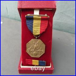 RARE WWII Navy & Marine Corps Medal Early Type 1 Red Case Box & WW2 Wrap Brooch
