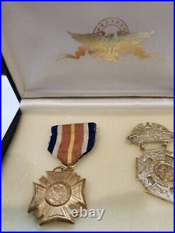 VNTG WWII 1940 Maneuvers Medal & Veterans of Foreign Wars of U. S. Gold Fild