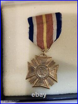 VNTG WWII 1940 Maneuvers Medal & Veterans of Foreign Wars of U. S. Gold Fild