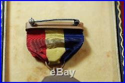 WORLD WAR II CASED NAVY MARINE CORP MEDAL With WRAPPED BROOCH #M07476