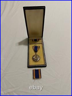 WW2 US. Army Air Force Bronze Medal Eagle And Lighting Bolt Badge And Bar
