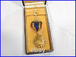 WW 2 Military FS Full Wrap Brooch Air Medal Lapel Pin One Line Coffin Case 2G4